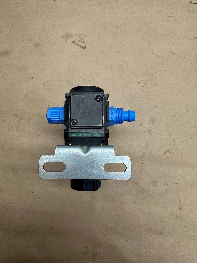 CKD R1000-8G-NT Pneumatic Regulator and Gauge