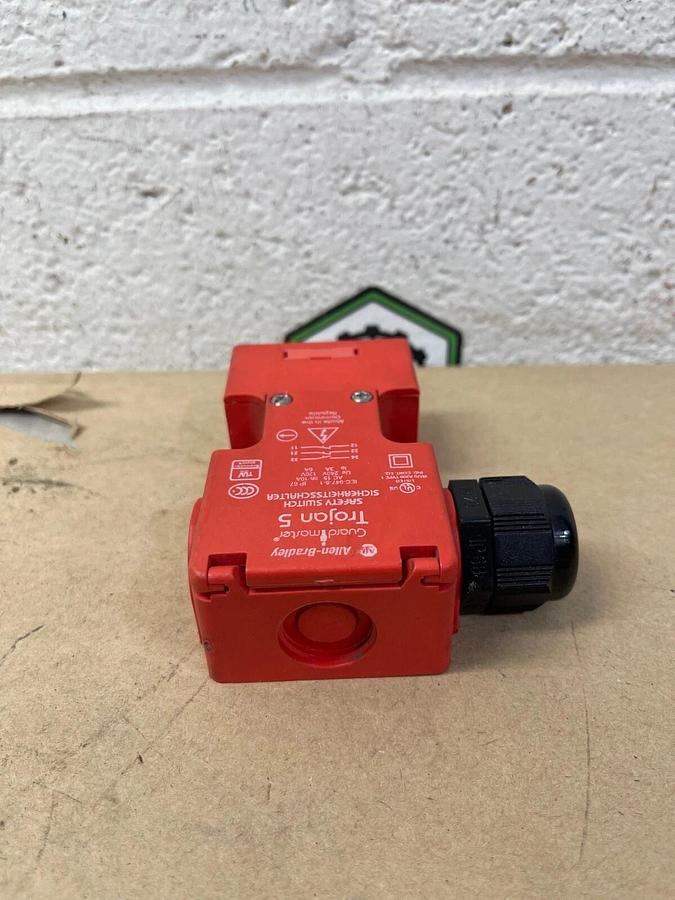 Used Allen Bradley Guard Mstr Trojan 5 440KT11118B Safety Switch Wire Protector Left