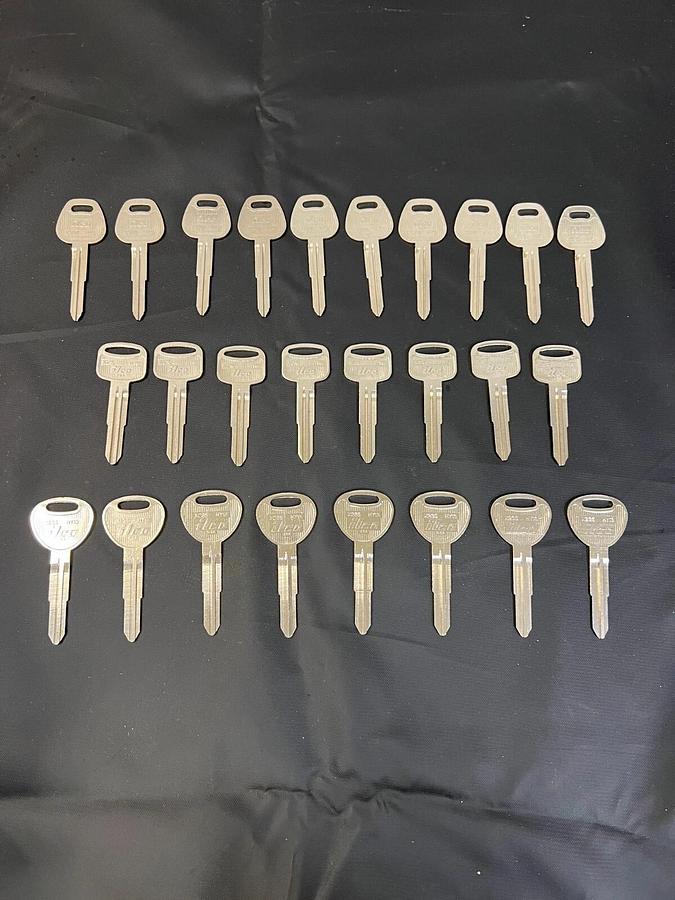 Used Ilco HY5, HY13, HY6 Assortment of Various Hyundai Key Blanks - Lot of 25