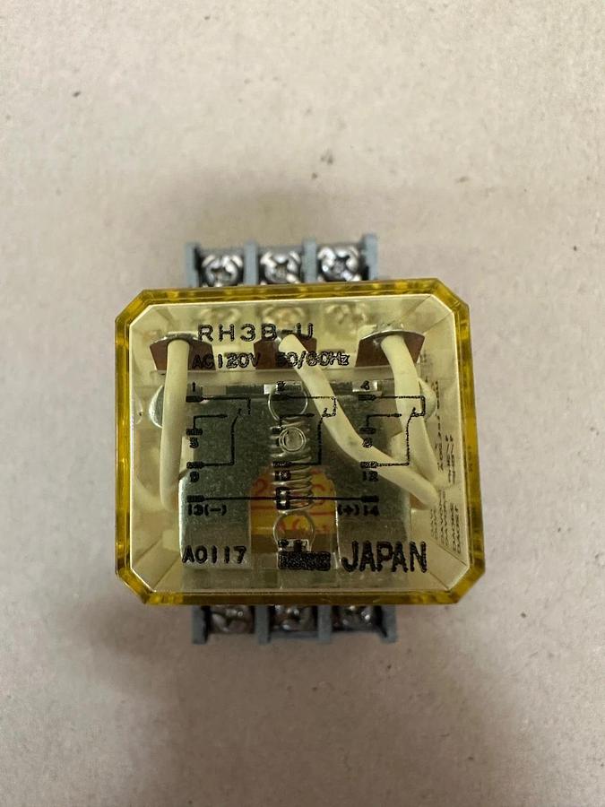 Used IDEC RH3B-U, AC 120v Relay w/ IDEC SH3B-05 Base