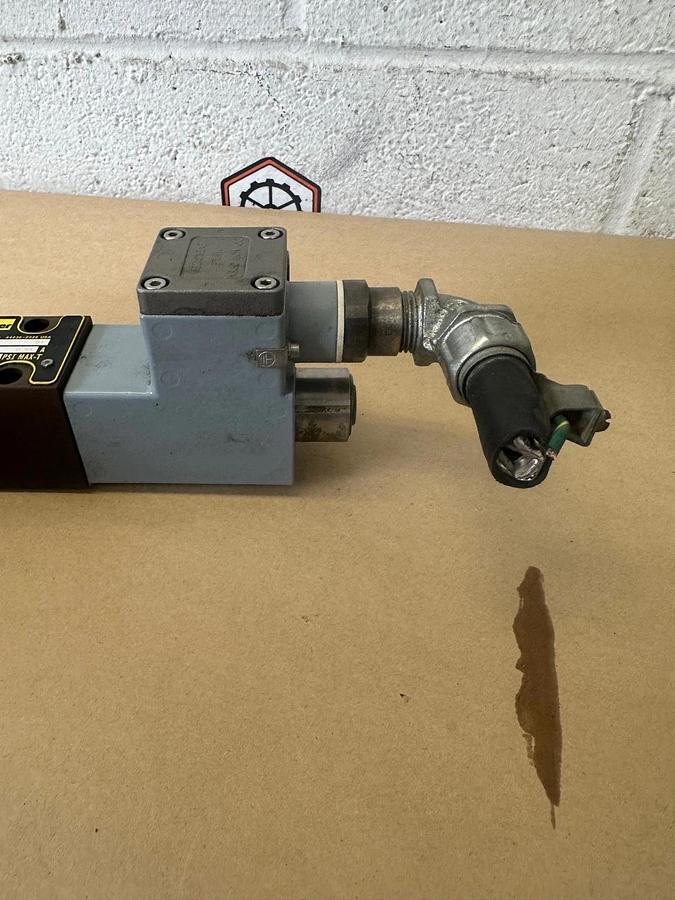 Used Parker D1VW001CVJET Hydraulic Valve w/ G.W. Lisk Co. D14-663F-8 Cable Entry