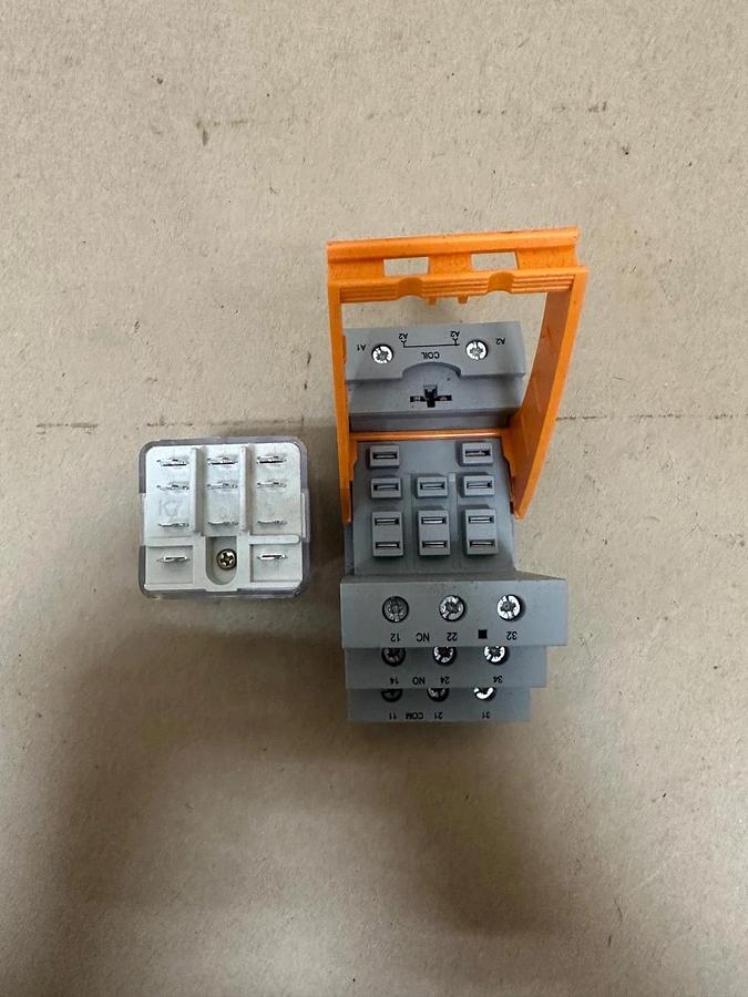 Used Phoenix Contact 2903702 Single Relay w/ RIF-4-BSC/3x21 Relay Base