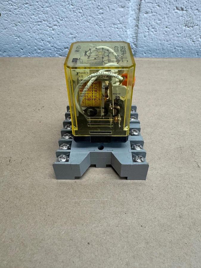 Used IDEC RR3PA-ULC Relay, 120 VAC, 50/60hz, w/ SR3P-06