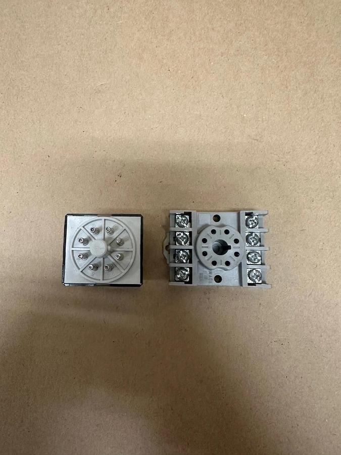 Used Allen Bradley 700-HA32A1 Tube Base Relay w/ Allen Bradley 700-HN125 Base