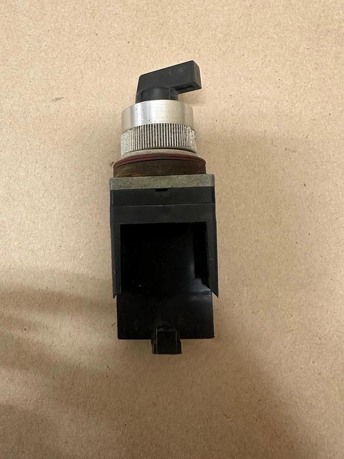 Used Allen Bradley 800MR-HX2B Industrial Control System w/ 800M-XA Contact Block