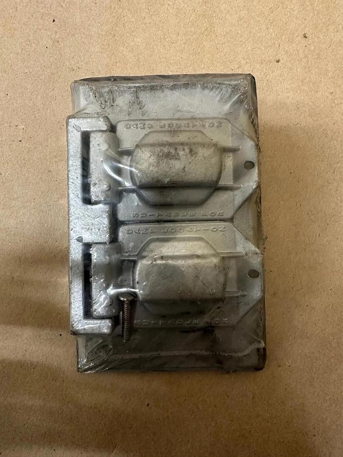 Used Thomas & Betts WR81-C Duplex Outlet Cover with Gasket *NEW*