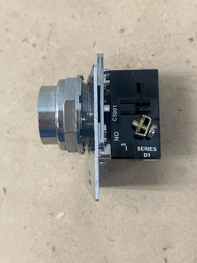 Used Cutler Hammer 10250T/91000T Green Push Button/Black D1 Series Base