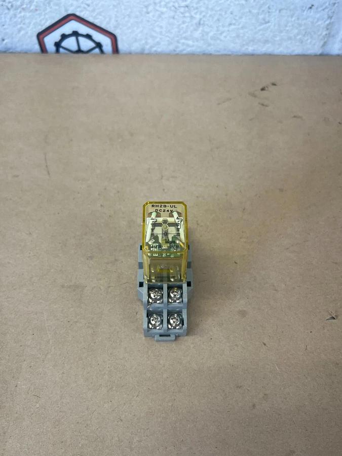 Used idec RH2B-UL General Purpose Relay w/Base