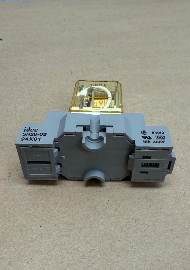 Used idec RH2B-U 110-120VAC, 50/60Hz, 10A Relay, SH2B-05 Socket Base, 300V, 10A 94X01