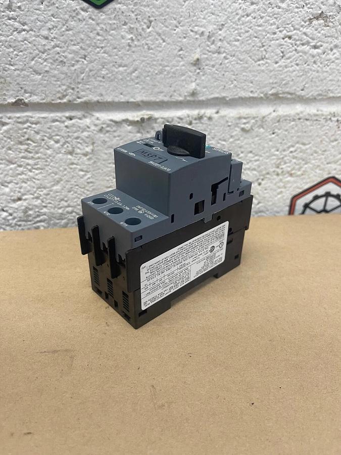 Used Siemens 3RV2011-0JA10 Circuit Breaker 50/60 Hz
