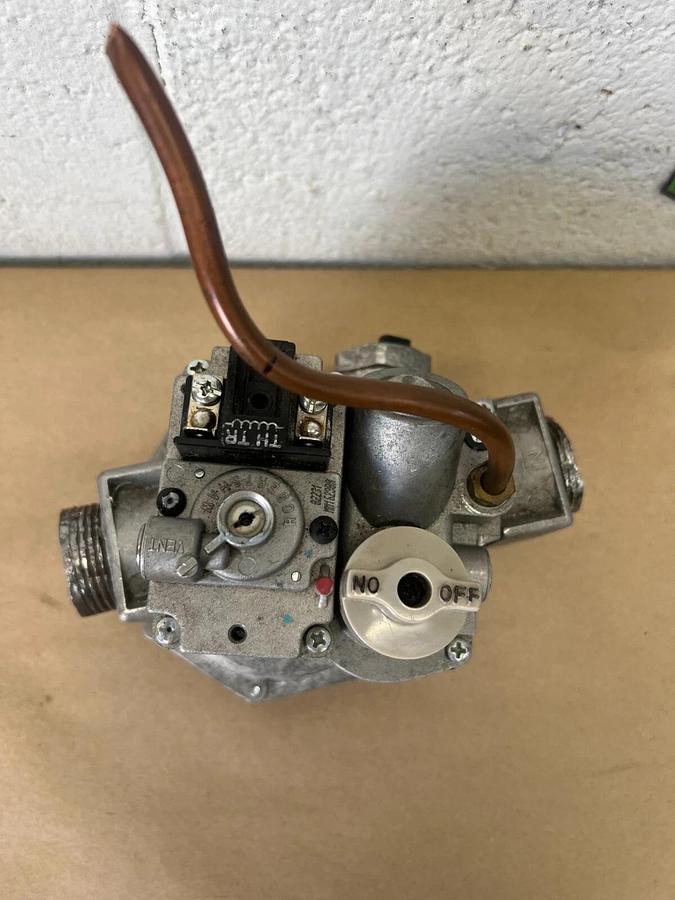 Used Robertshaw 7000DERHC Gas Regulator