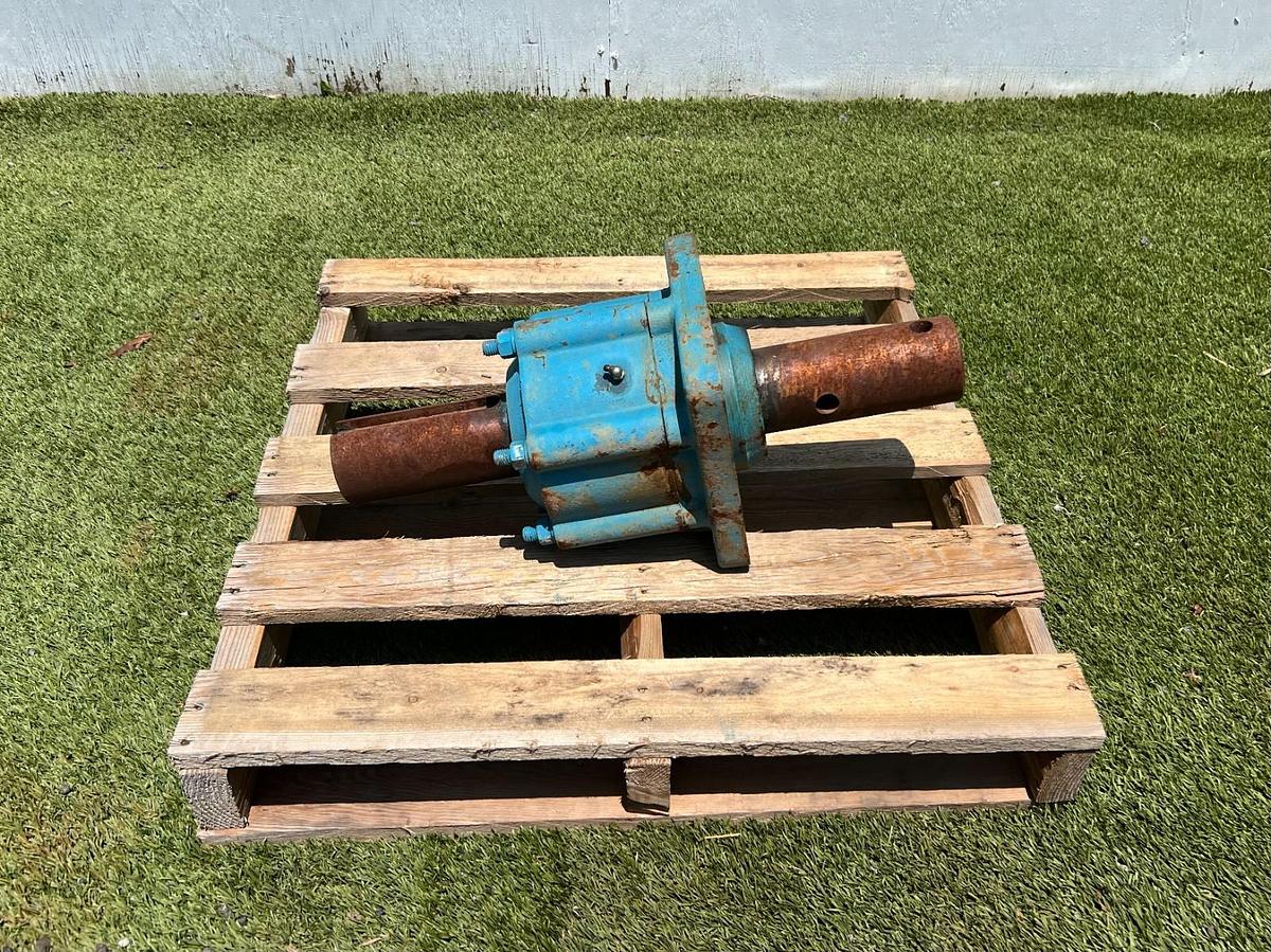 Used Heavy Duty Tie-Rod Hydraulic Cylinder, 4 Bolt
