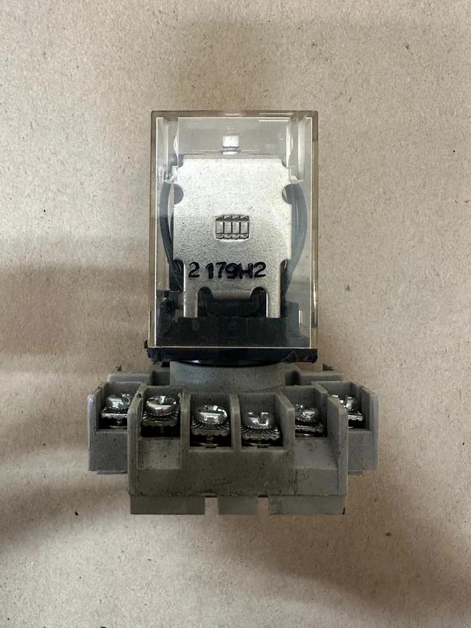 Used Omron MK3P5-S Contact w/ Dayton 6X156F Relay Base