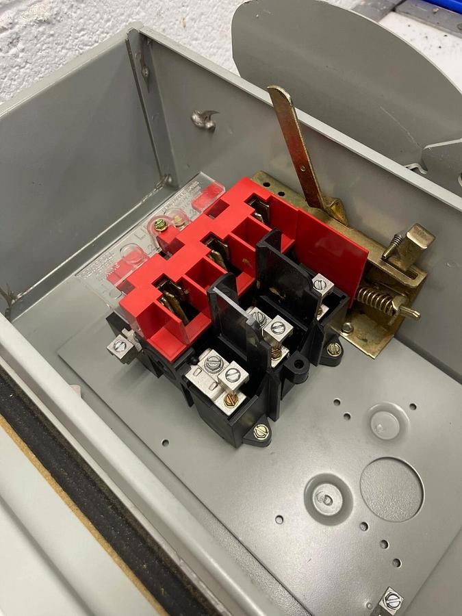 Used Eaton Cutler Hammer DH361UDKW Heavy Duty Safety Switch Ser B, 30A 600V 3 Pole