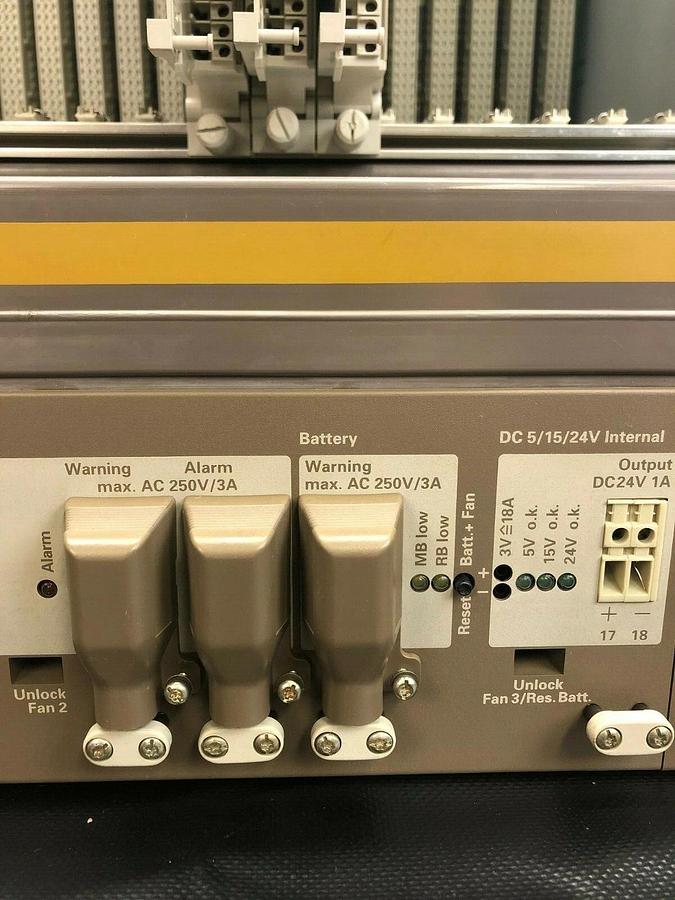 Used Siemens 6ES5955-3LC43 Simatic Power Supply w/ 6ES5188-3UA12 Slot Rack w/ 4 Cards