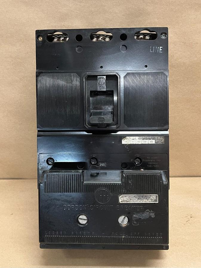 Used ITE CJ3B250 250A 3-Pole, 600V Cordon Integrally Fused Circuit Breaker