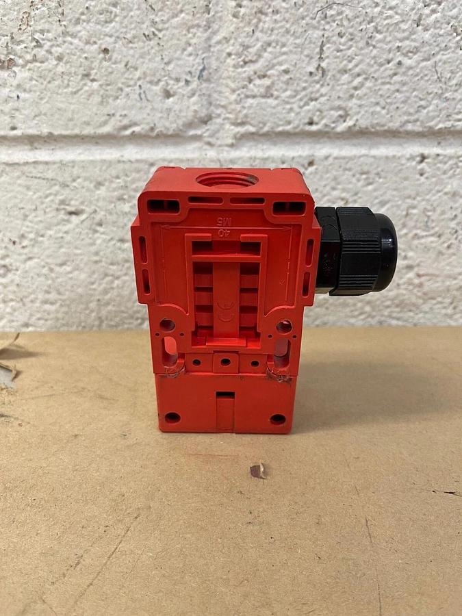 Used Allen Bradley Guard Mstr Trojan 5 440KT11118B Safety Switch Wire Protector Left