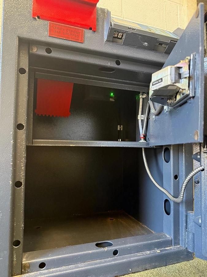 Used Amsec RMM2620SW-R Cash Management Safe Right Swing With Safe Wizard II