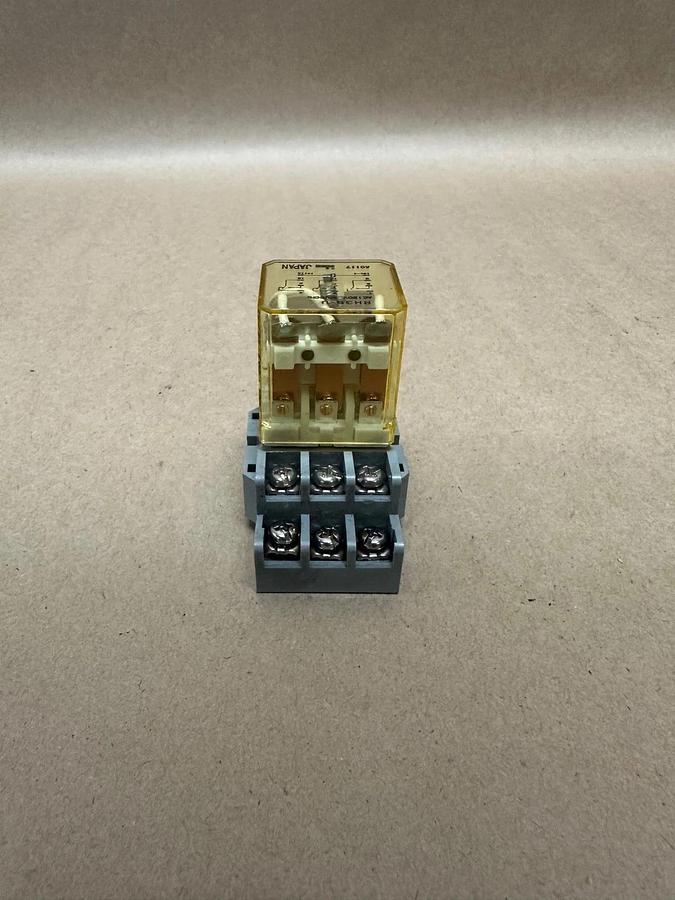 Used IDEC RH3B-U, AC 120v Relay w/ IDEC SH3B-05 Base