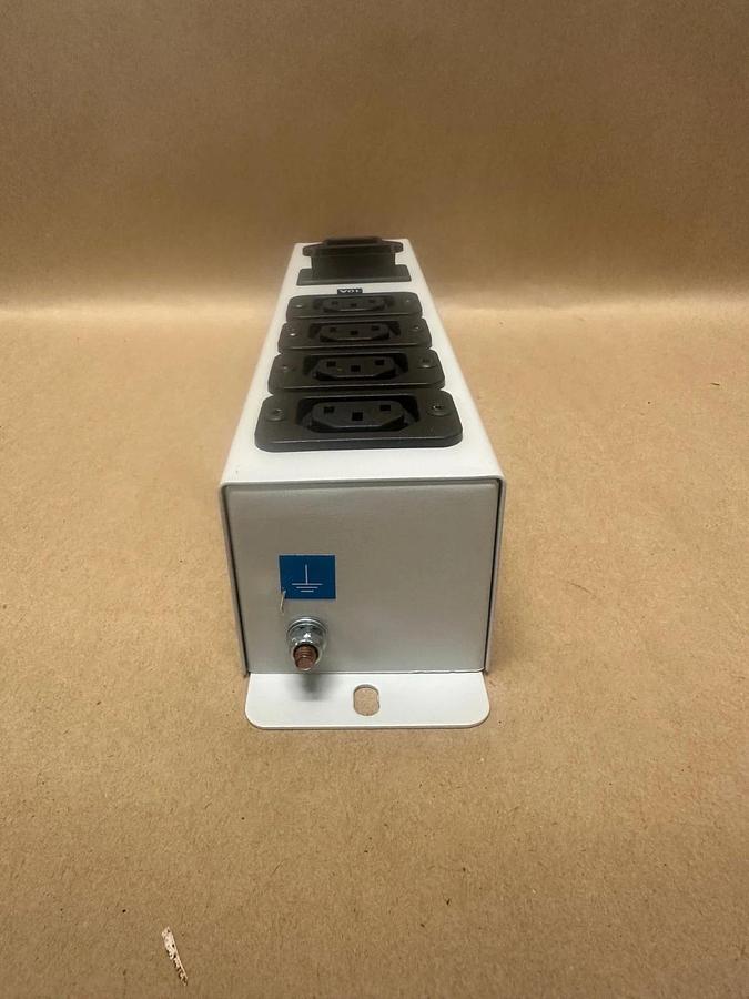 Used IEC 62100 10A Power Strip, 4 Outlet, Vertical Rack *NEW*