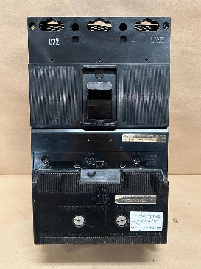 Used ITE CJ3B300 300A, 3-Pole, 600V Cordon Integrally Fused Circuit Breaker
