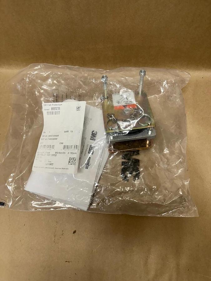 Used 3M 8003238 Leg Mount Pulley *NEW FACTORY SEALED*