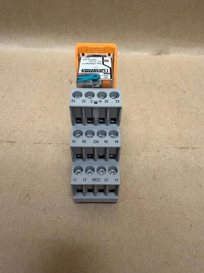 Used Phoenix Contact 2903677 Single Relay w/ RIF-2-BSC/ 4x21 Relay Base