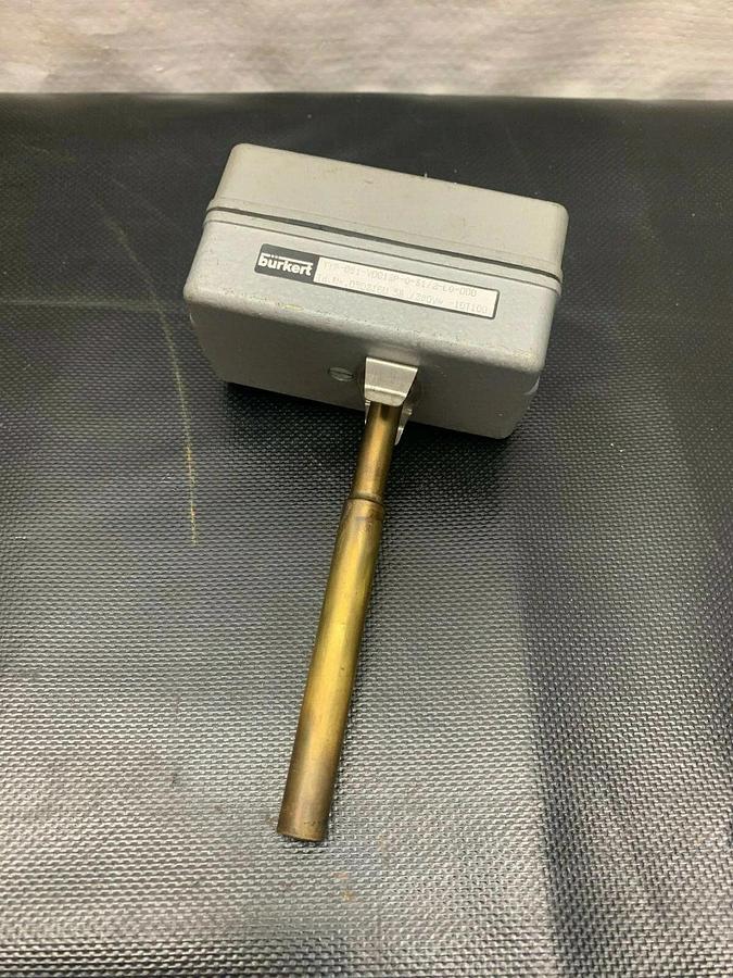Used Burkert TYP-081-V0012P-0-S1/2-L0-000 Thermostat 090216U 5 Amp 380 Volts