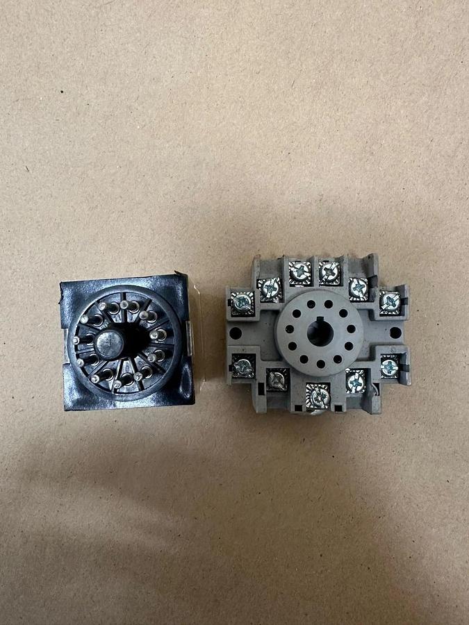 Used Omron MK3P5-S Contact w/ Dayton 6X156F Relay Base