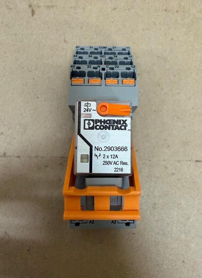 Used Phoenix Contact 2903666 Single Relay w/ RIF-2-BPT/ 4x21 Relay Base