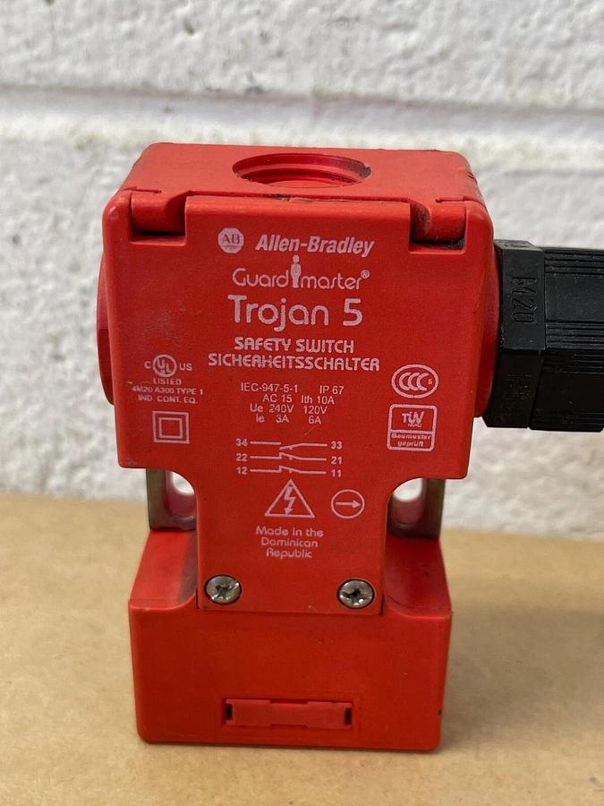 Used Allen Bradley Guard Mstr Trojan 5 440KT11118B Safety Switch Wire Protector Rght