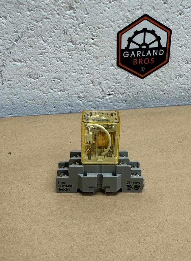Used idec RH2B-U 110-120VAC, 50/60Hz, 10A Relay, SH2B-05 Socket Base, 300V, 10A 94X01