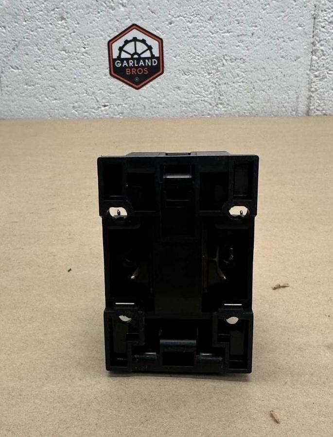 Used Square D CL8910 TY22V09 Contactor