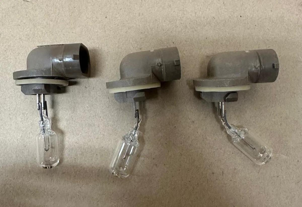 Used Melroe Ingersoll-Rand 6667934 Light Bulb -Lot of 3