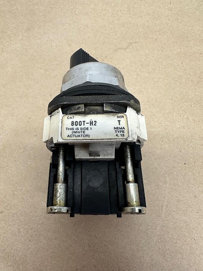 Used Allen Bradley 800T-H2 Selector Switch, 2 Position