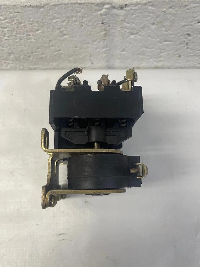 Used Square D Company R06S1 Hoist Contactor, 120V/60Hz