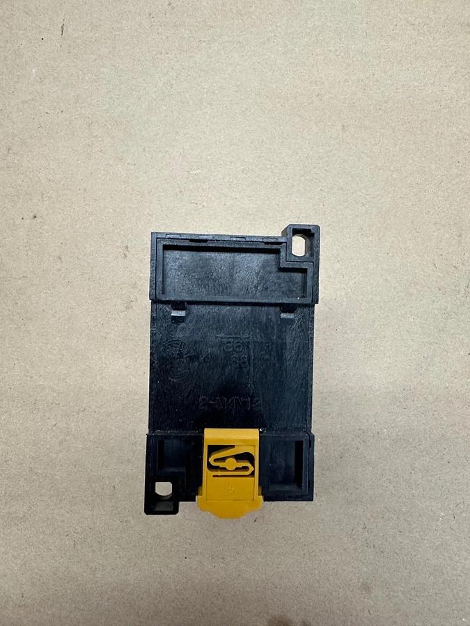 Used OMRON LY4,17Z4H Relay with Base, 120VAC