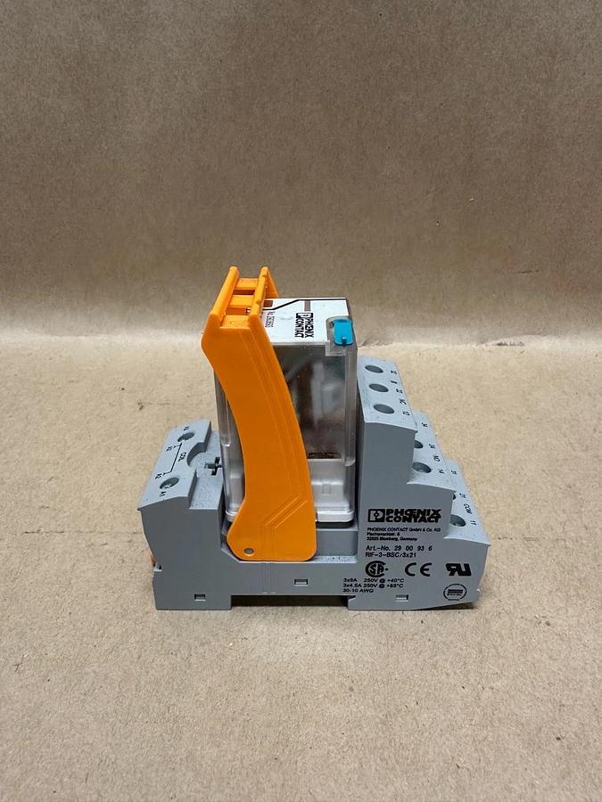 Used Phoenix Contact 2903693 Switching Relay w/ RIF-3-BSC/3x21 Relay Base