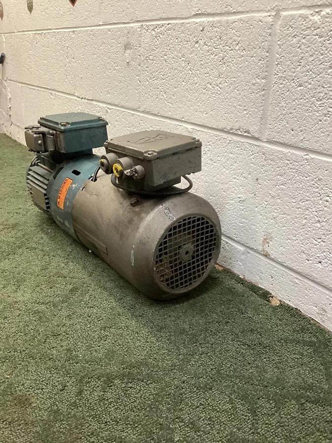 SEW-Eurodrive DFT9084BM62HRTFAV1YASTEFC In-line Motor Gearbox