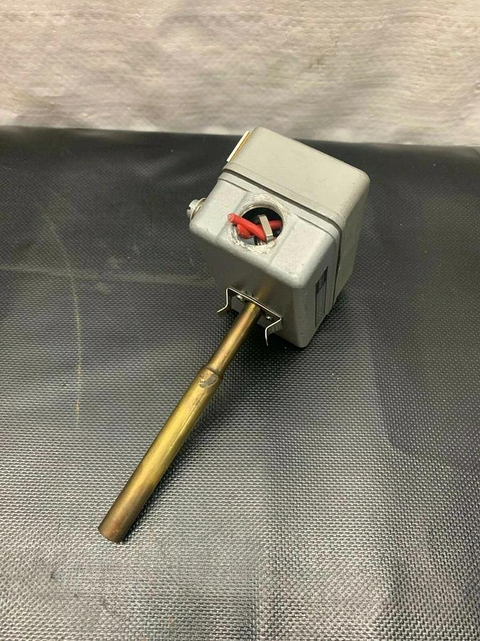 Used Burkert TYP-081-V0012P-0-S1/2-L0-000 Thermostat 090216U 5 Amp 380 Volts