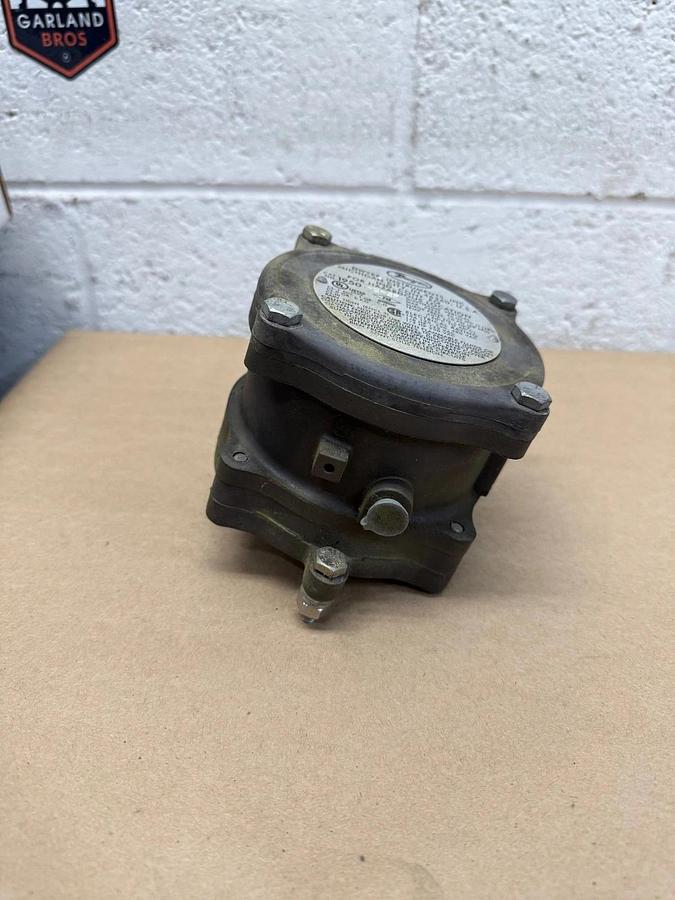Used Dwyer 1950-0-2F Pressure Switch