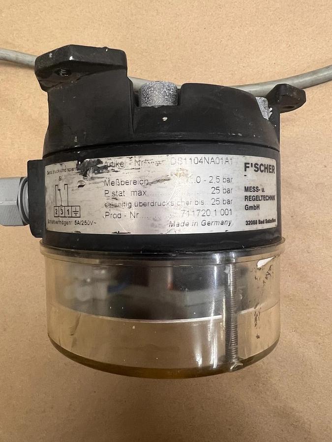 Used Fischer DS1104NA01A1 Differential Pressure Gauge