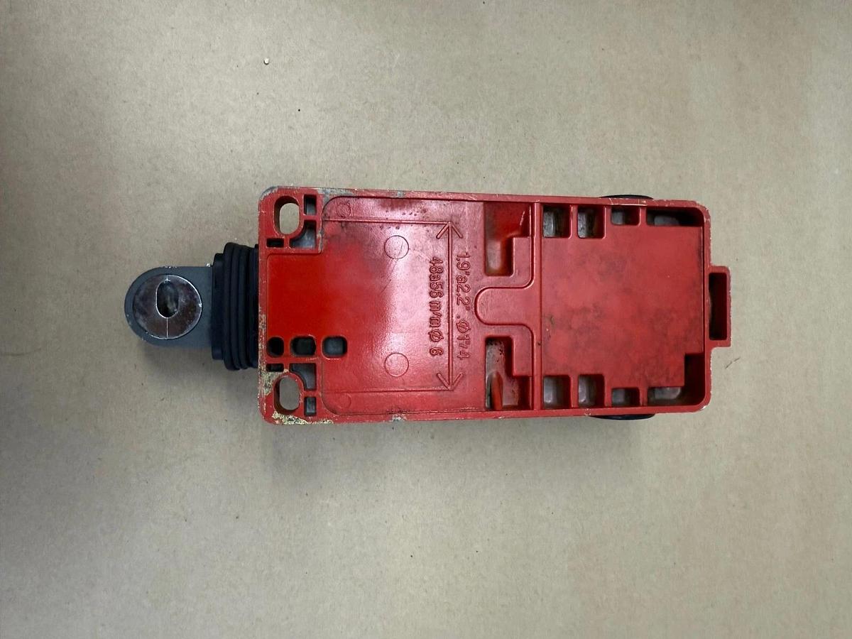 Used Telemecanique XY2CH13250H7 Cable Pull Switch, 240V, 15 AC, 3A Booted Push Button