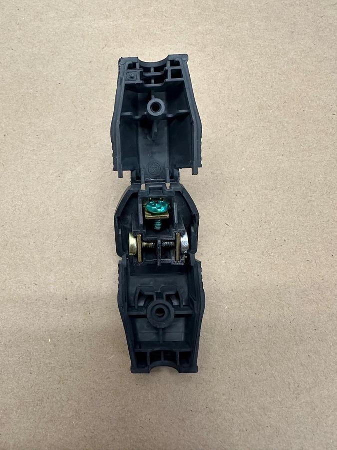 Leviton 3W101-E 2 Pole 3 Wire, Plug - Box of 11