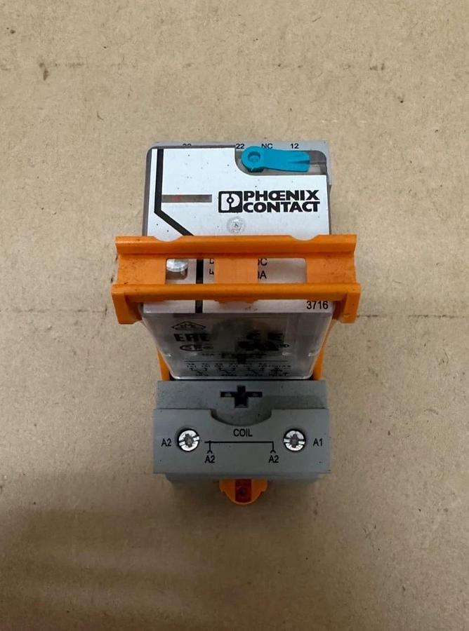 Used Phoenix Contact 2903693 Switching Relay w/ RIF-3-BSC/3x21 Relay Base