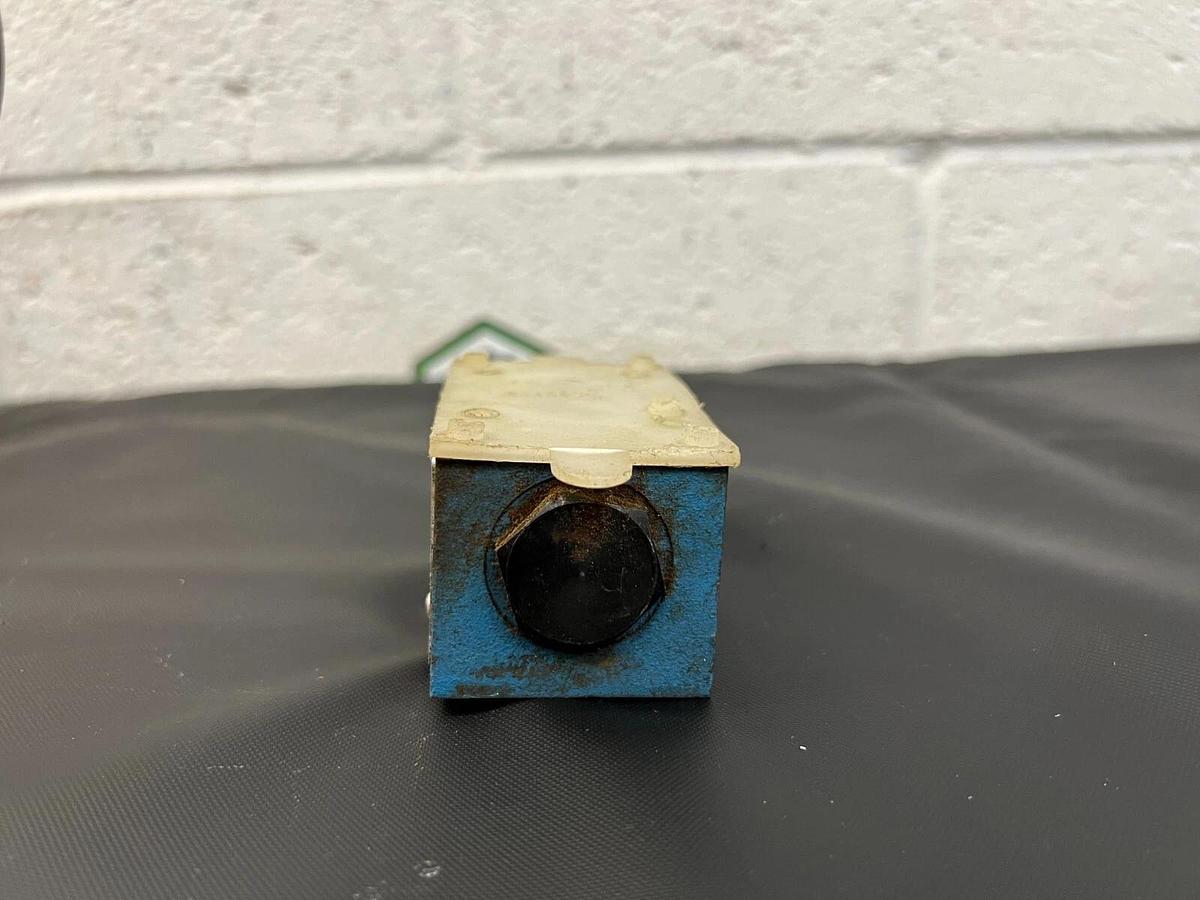 Used Vickers DGMFN 3Y A2W21 Flow Control Valve