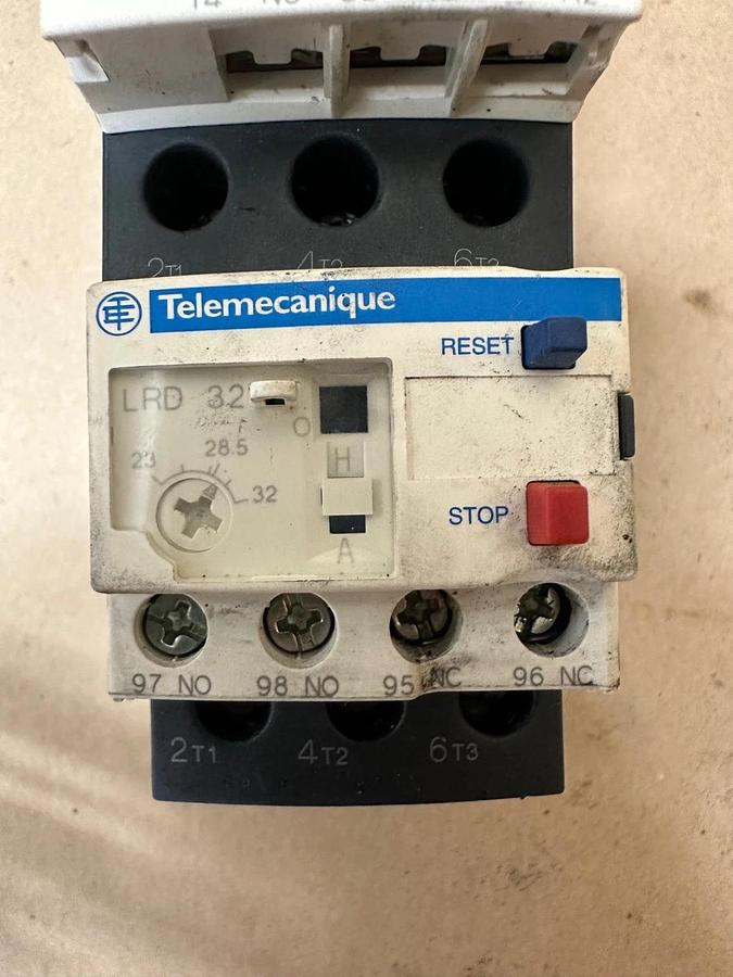 Used Telemecanique C8201-4-1 Contactor w/ LRD32 Overload Relay