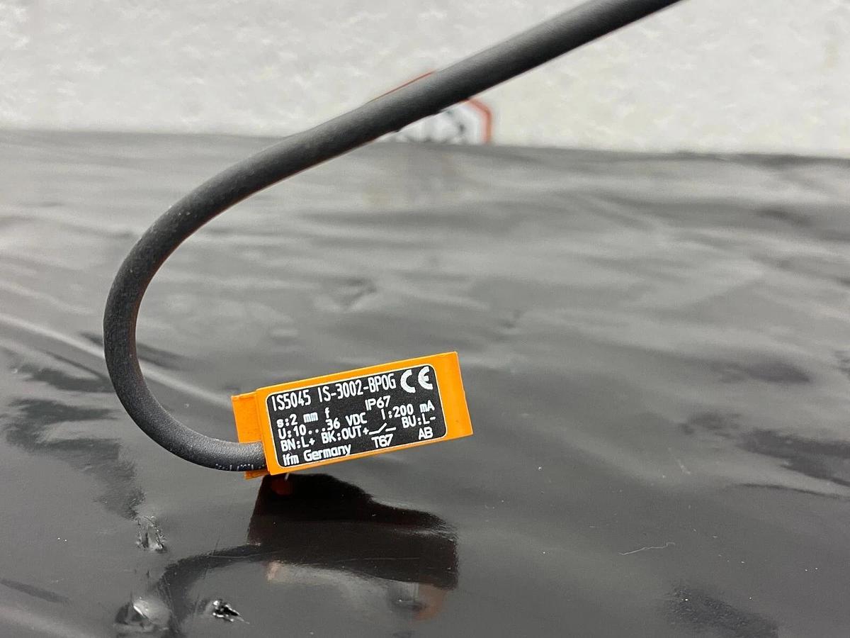 Used IFM Electronic IS-3002-BP0G Inductive Sensor
