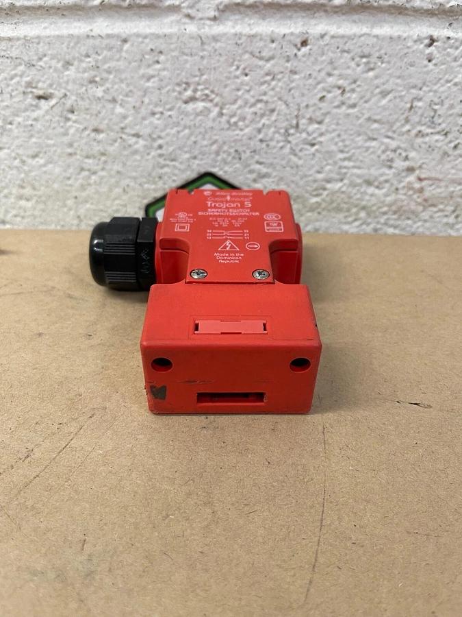 Used Allen Bradley Guard Mstr Trojan 5 440KT11118B Safety Switch Wire Protector Left