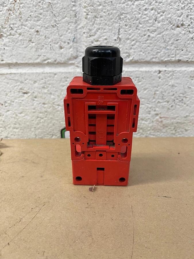 Used Allen Bradley Guard Master Trojan 5 440KT11118B Safety Switch Wire Protector Top